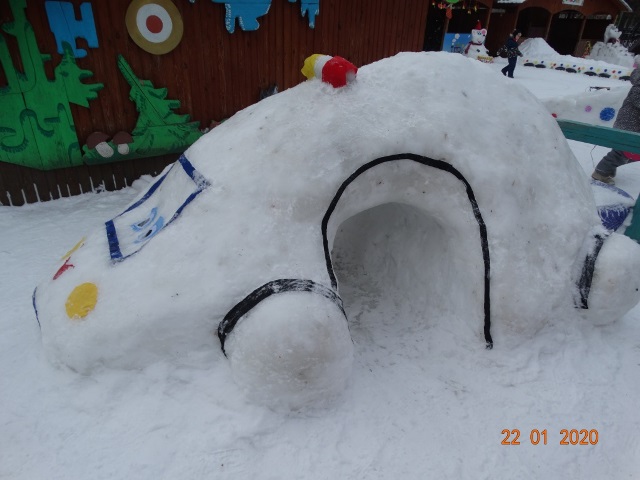 В детском саду Тюмени для детей построили танк и снеговика с автоматом. Фото